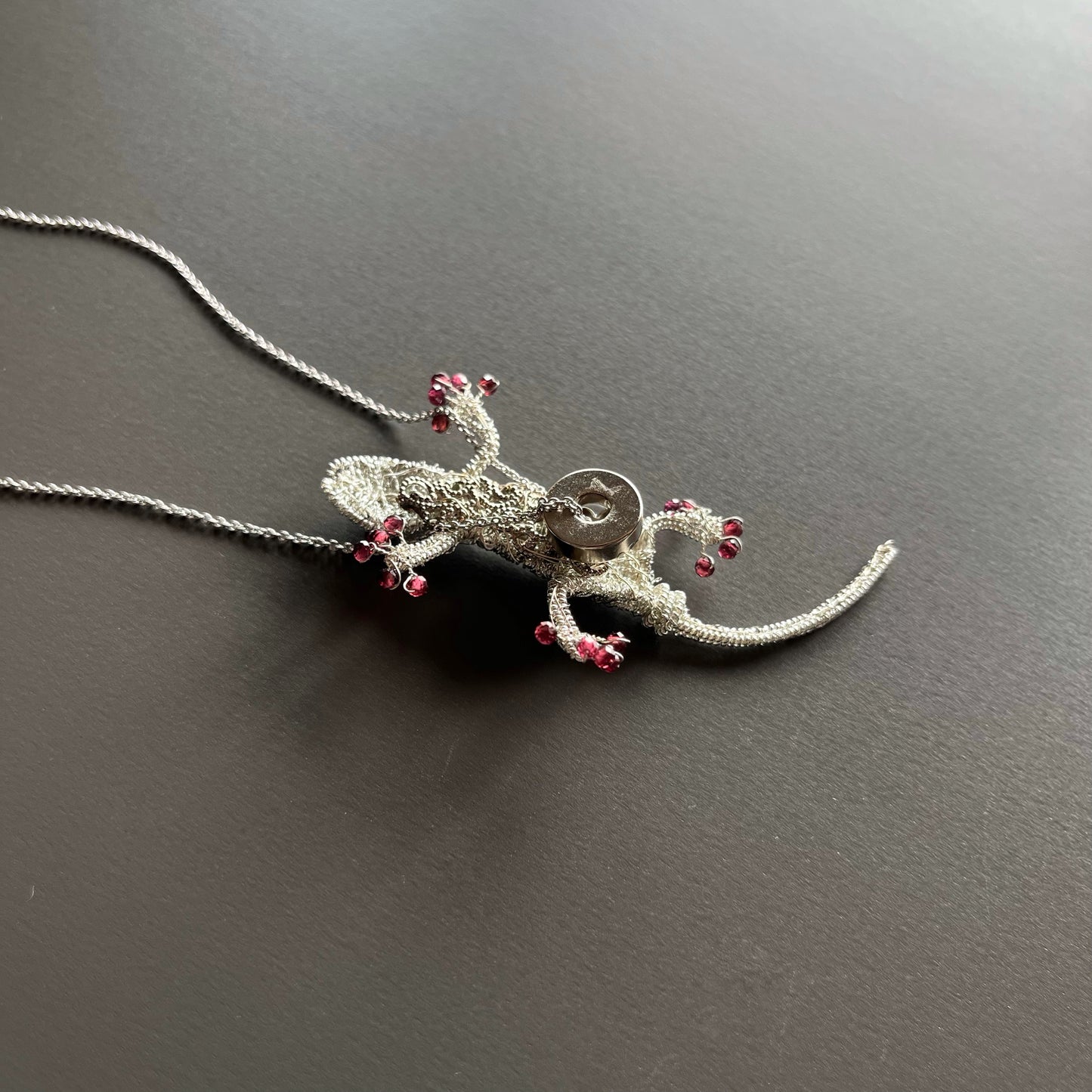 Gecko with Garnet ー Magnetic Brooch (Austrian Metal Art)