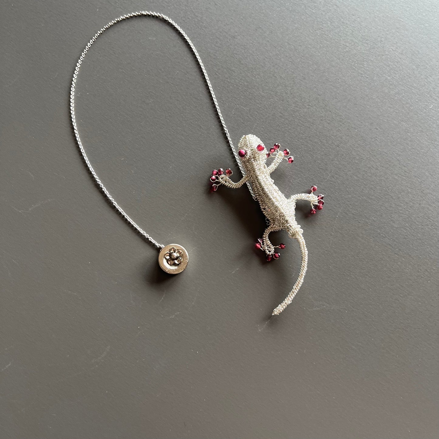 Gecko with Garnet ー Magnetic Brooch (Austrian Metal Art)