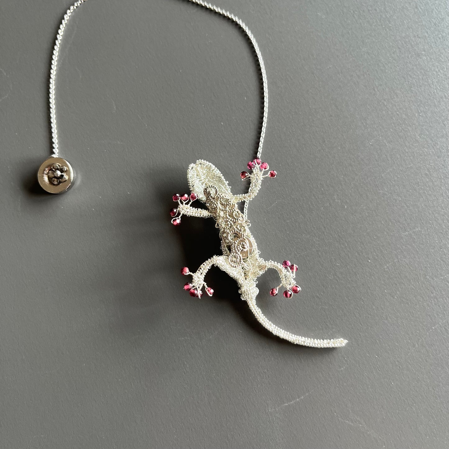 Gecko with Garnet ー Magnetic Brooch (Austrian Metal Art)