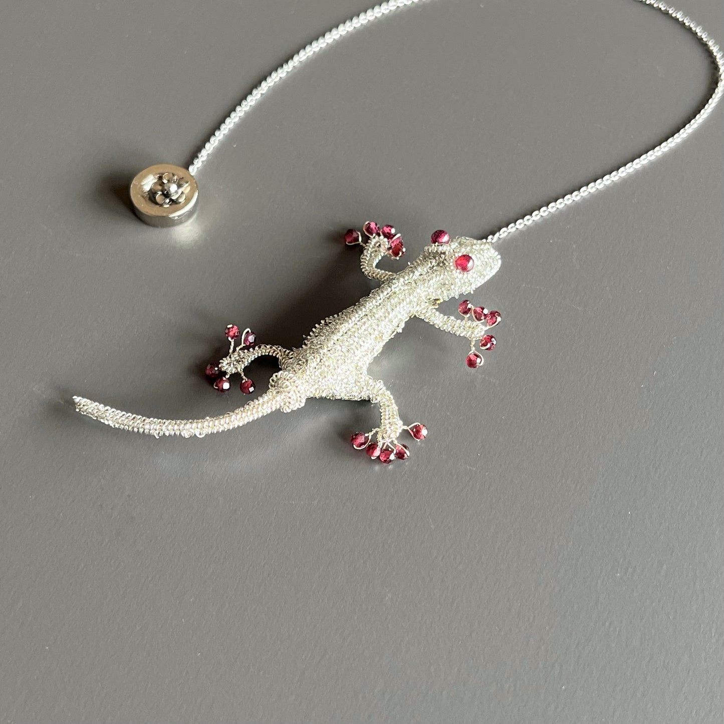 Gecko with Garnet ー Magnetic Brooch (Austrian Metal Art)