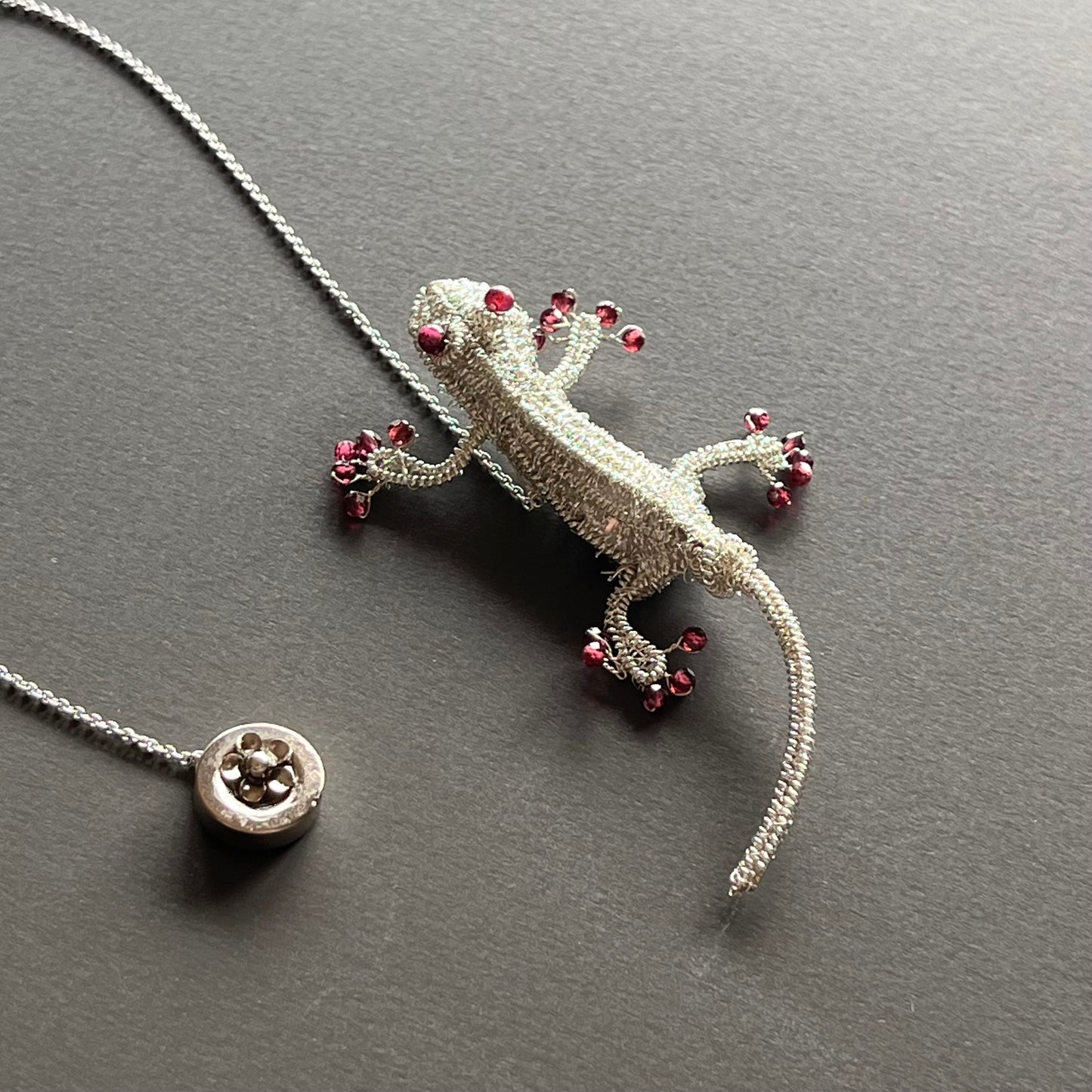 Gecko with Garnet ー Magnetic Brooch (Austrian Metal Art)