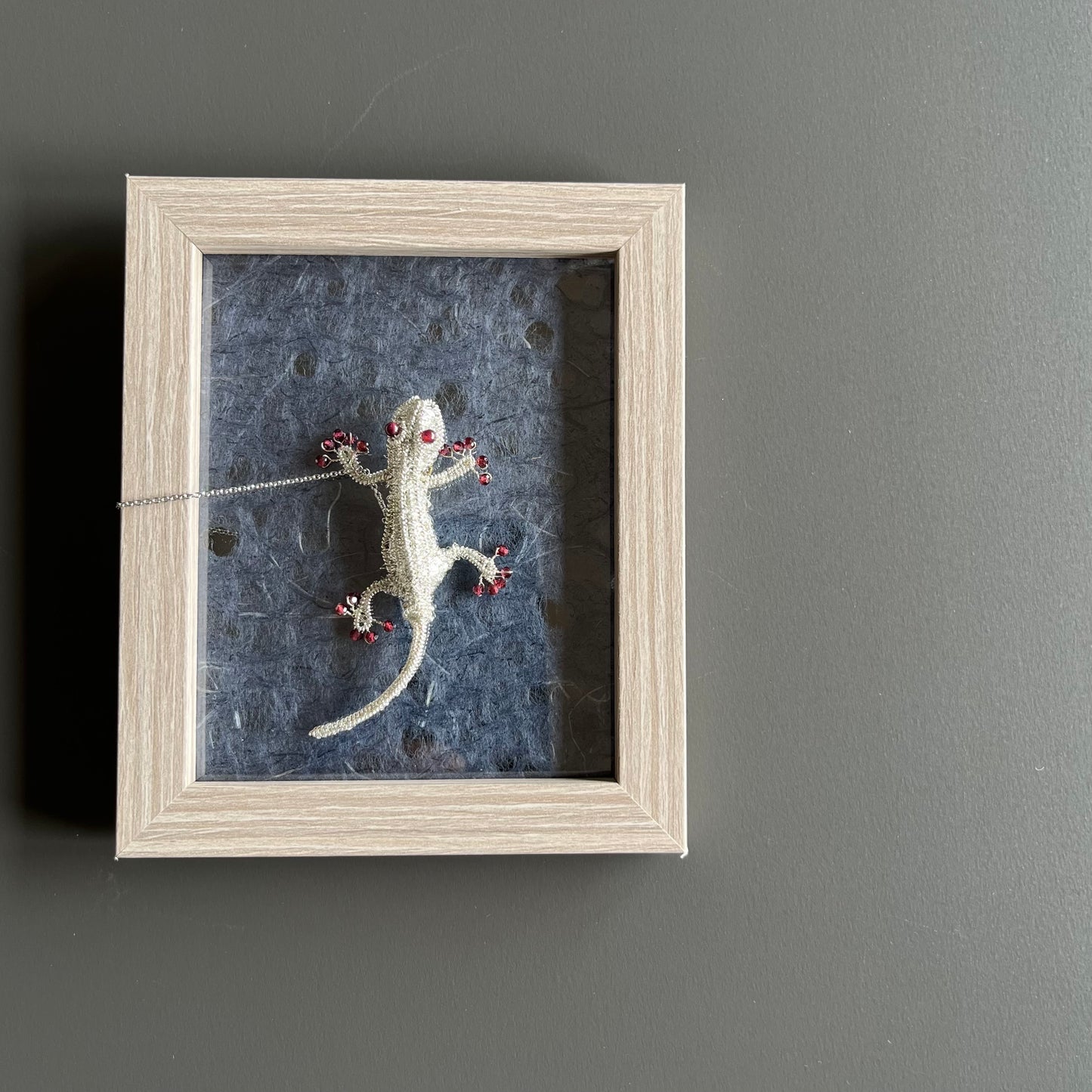 Gecko with Garnet ー Magnetic Brooch (Austrian Metal Art)