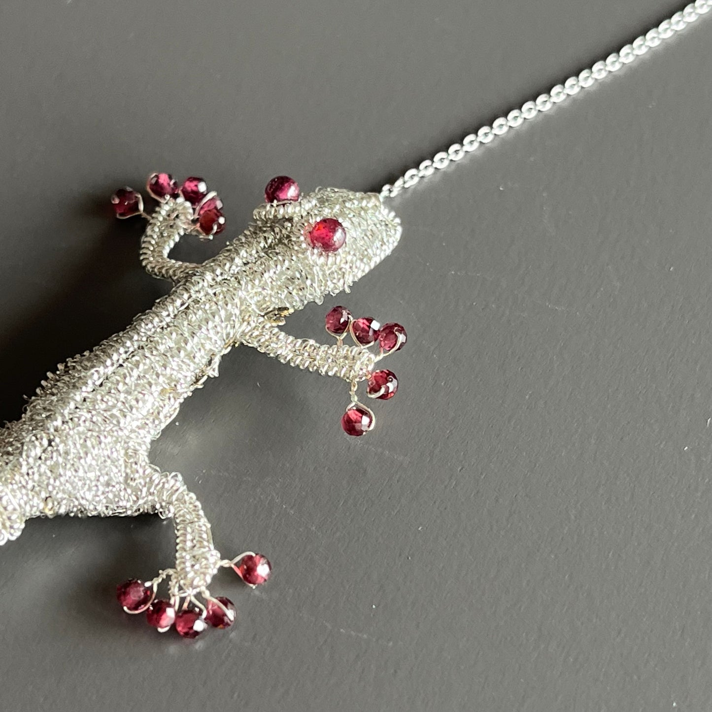 Gecko with Garnet ー Magnetic Brooch (Austrian Metal Art)