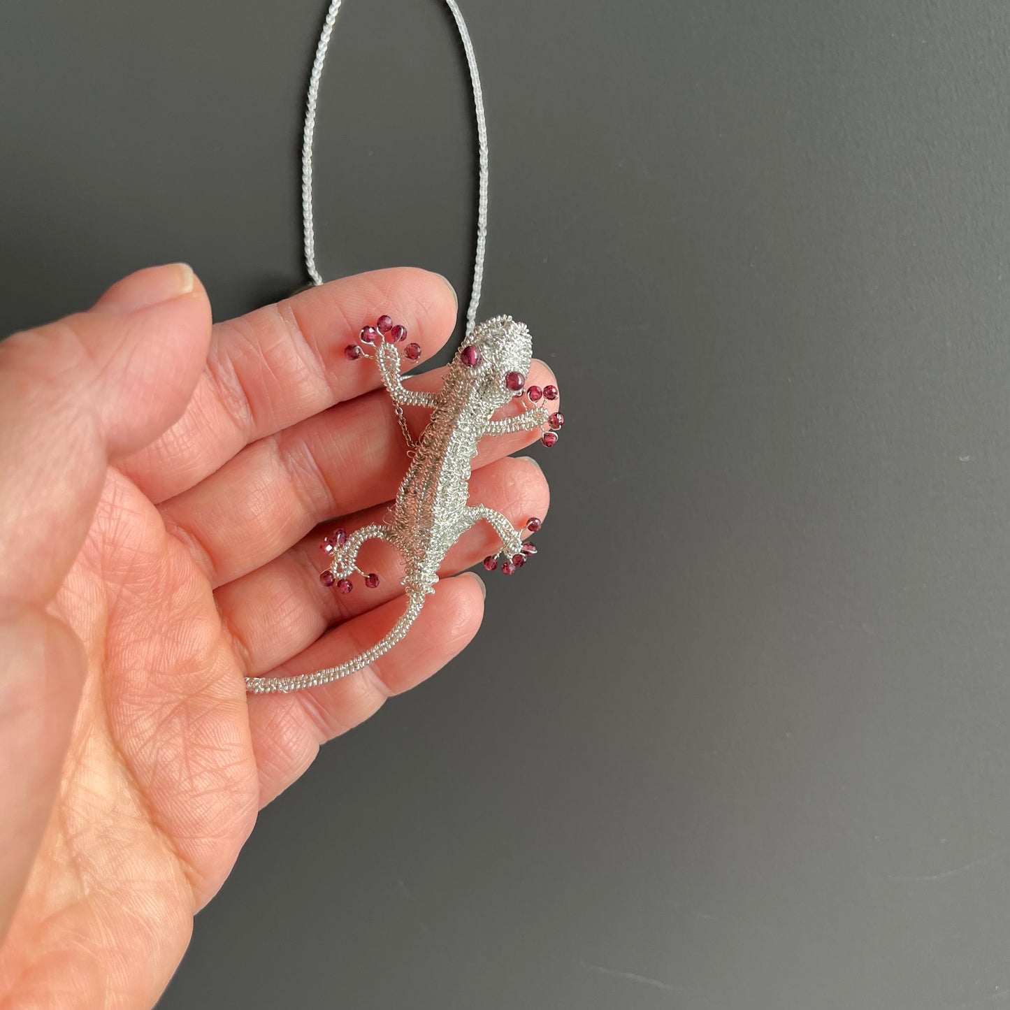 Gecko with Garnet ー Magnetic Brooch (Austrian Metal Art)
