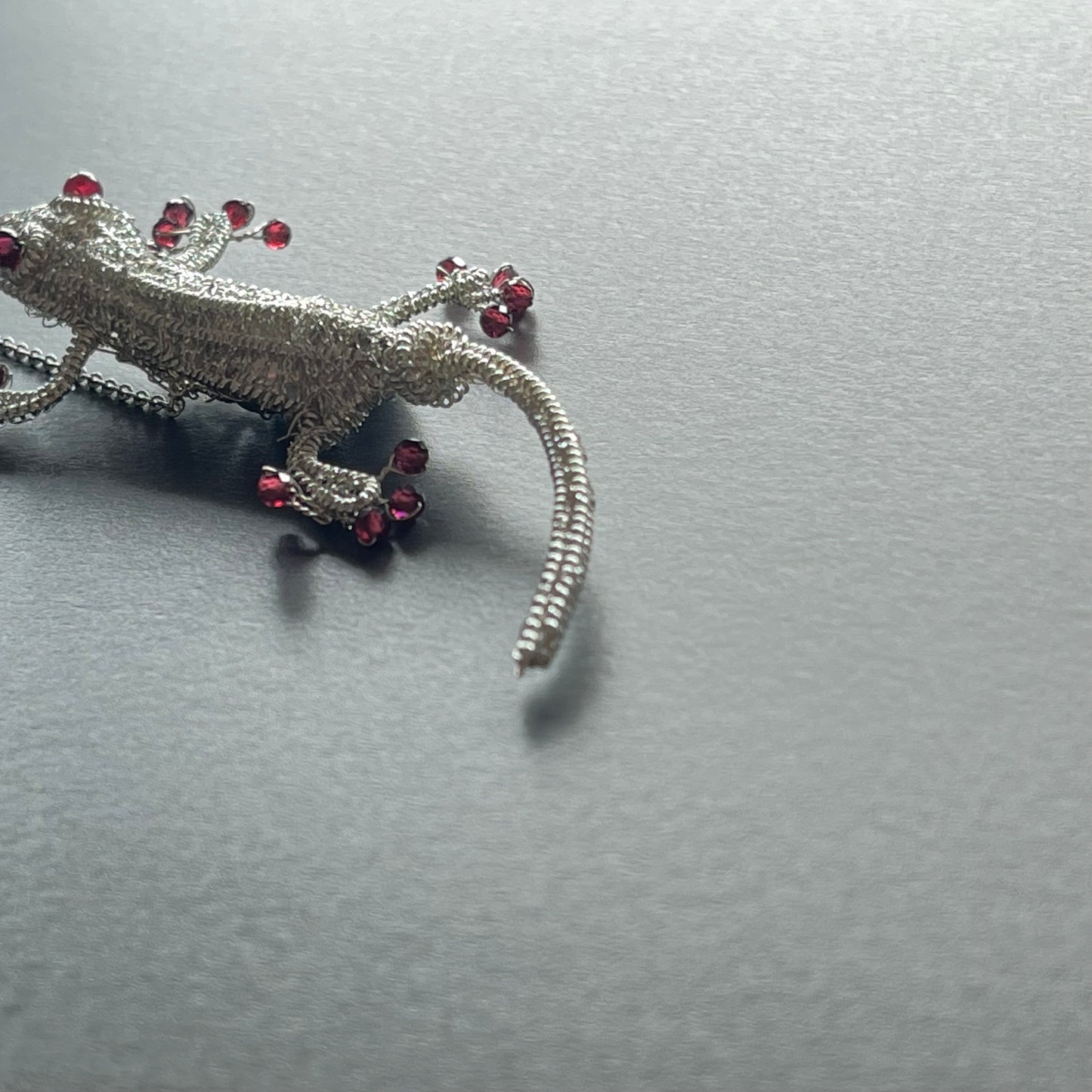 Gecko with Garnet ー Magnetic Brooch (Austrian Metal Art)