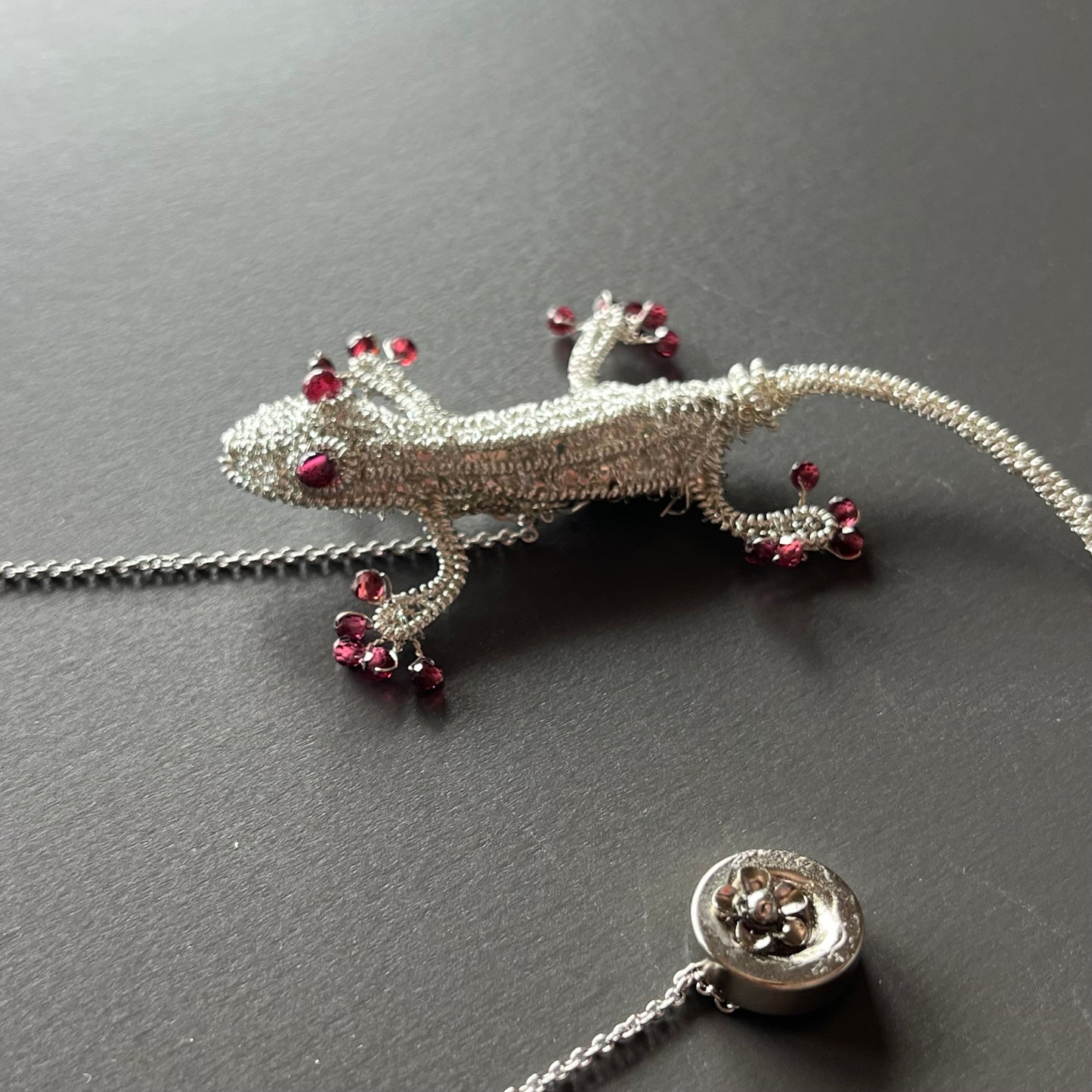 Gecko with Garnet ー Magnetic Brooch (Austrian Metal Art)