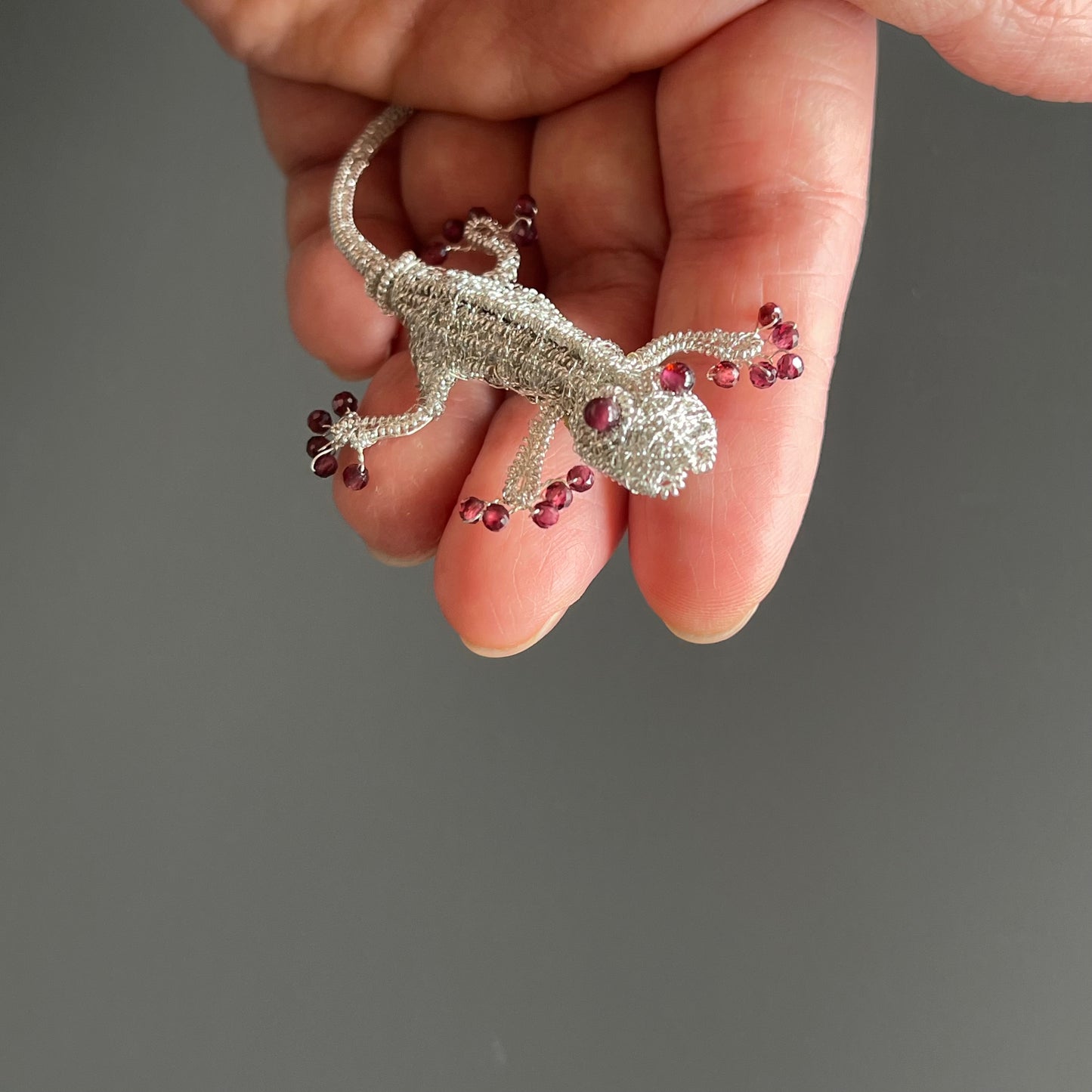 Gecko with Garnet ー Magnetic Brooch (Austrian Metal Art)