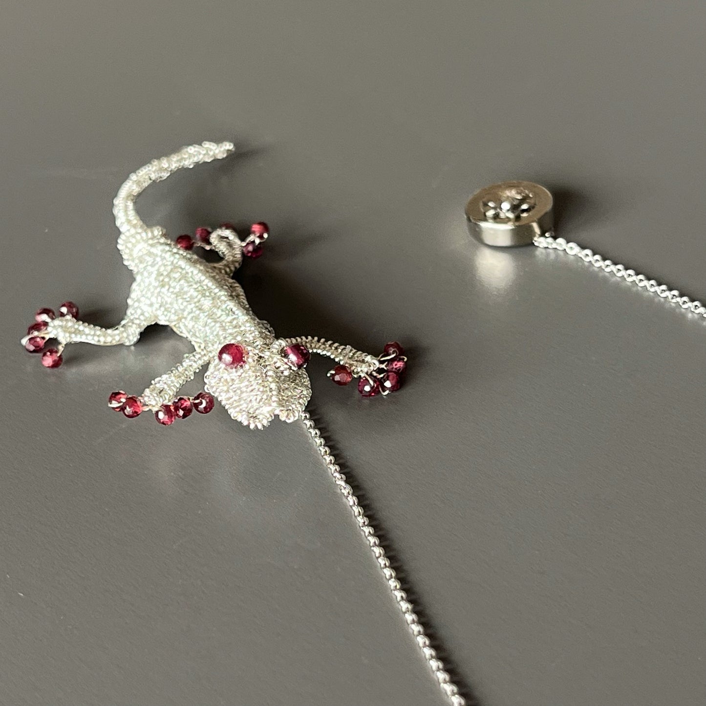 Gecko with Garnet ー Magnetic Brooch (Austrian Metal Art)