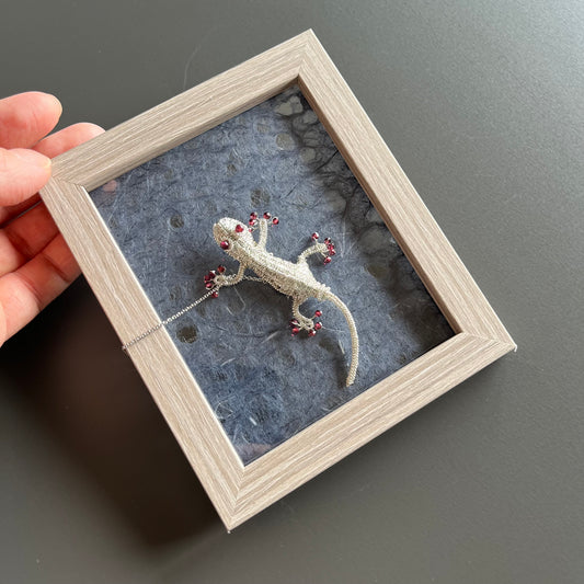 Gecko with Garnet ー Magnetic Brooch　(Austrian Metal Art)